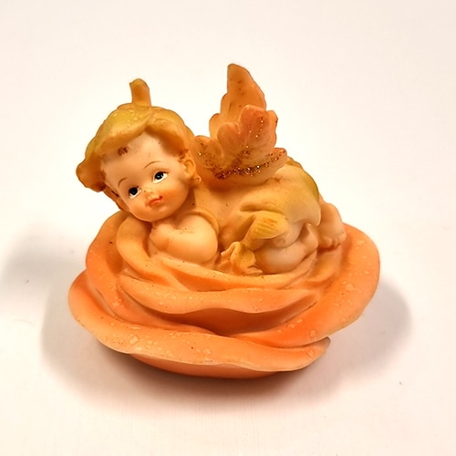 Mini sujet bébé fée dans une rose