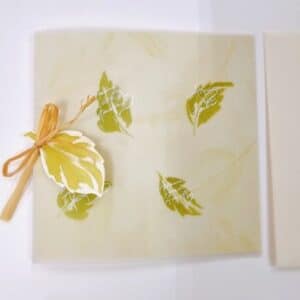 Carte motif feuillage et rafia