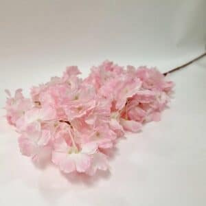 Tige de fleurs de cerisier rose clair